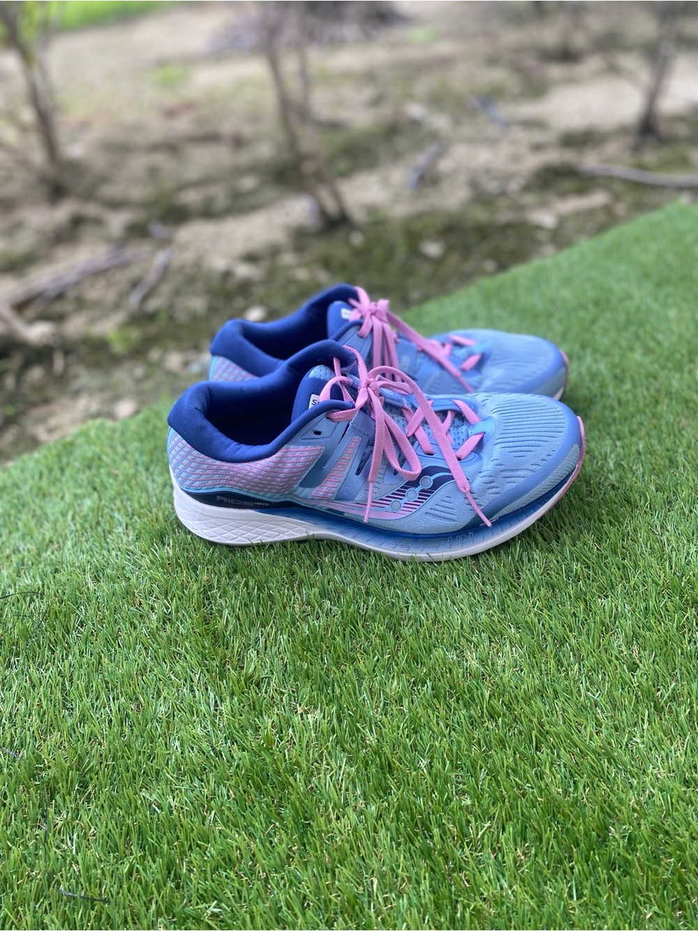 Saucony Women's Light Blue Running Sneakers with Pink Laces